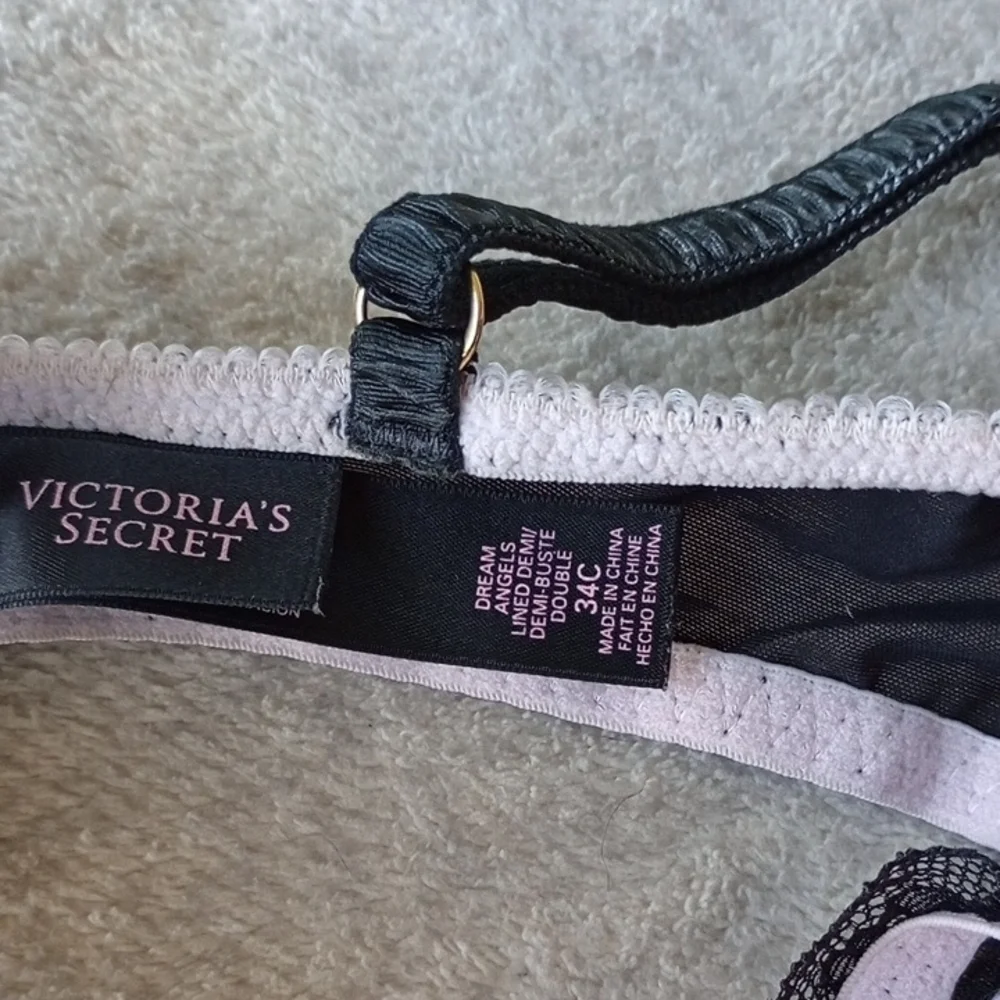 B) Victoria's Secret Black and White Lace Bra - Picture 2 of 4